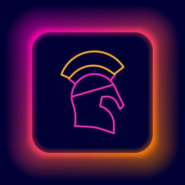 Parlayan neon çizgili Yunan miğfer simgesi siyah arkaplanda izole edildi. Tüylü ya da at tüylü askerleri korumak için antika miğfer. Renkli taslak konsepti. Vektör