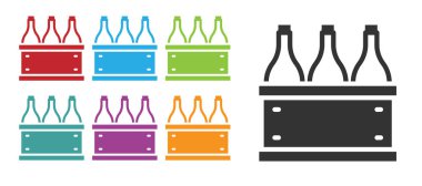 Beyaz arka planda izole edilmiş ahşap bir kutuda siyah şarap şişeleri. Tahta bir sandıkta şarap şişeleri. Simgeleri renklendirin. Vektör.