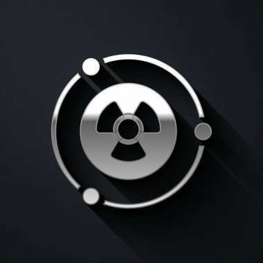 Siyah arkaplanda izole edilmiş gümüş radyoaktif simge. Radyoaktif zehirli sembol. Radyasyon tehlikesi işareti. Uzun gölge tarzı. Vektör.