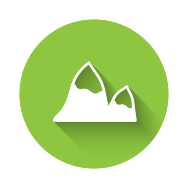 Beyaz Dağlar simgesi uzun gölge arkaplanı ile izole edilmiştir. Zaferin ya da başarının sembolü. Yeşil daire düğmesi. Vektör.