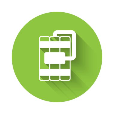 Beyaz Patlayıcı bomba çubuğu ve zamanlayıcı ikonu uzun gölgeli arka planda izole edilmiş. Saatli bomba - patlama tehlikesi kavramı. Yeşil daire düğmesi. Vektör.