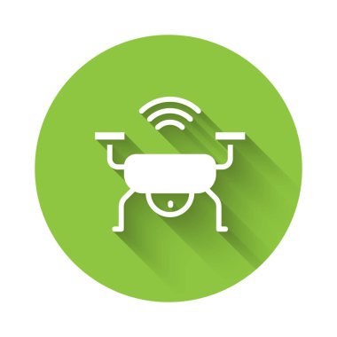 Beyaz Akıllı İHA sistemi simgesi uzun gölge arkaplanı ile izole edildi. Video ve fotoğraf makinesi sembollü dörtlü helikopter. Yeşil daire düğmesi. Vektör.