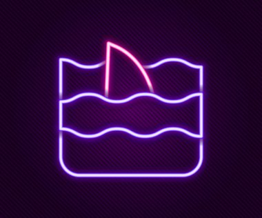 Okyanus dalgası ikonunda parlayan neon hattı köpekbalığı yüzgeci siyah arkaplanda izole edildi. Renkli taslak konsepti. Vektör