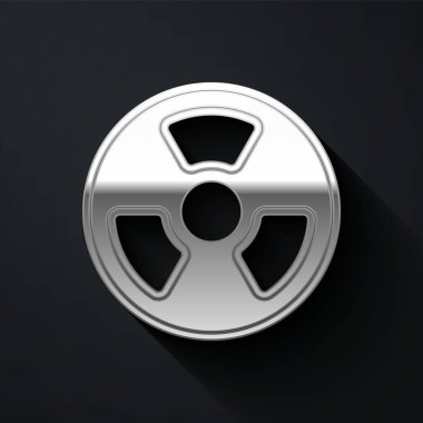 Siyah arkaplanda izole edilmiş gümüş radyoaktif simge. Radyoaktif zehirli sembol. Radyasyon tehlikesi işareti. Uzun gölge tarzı. Vektör