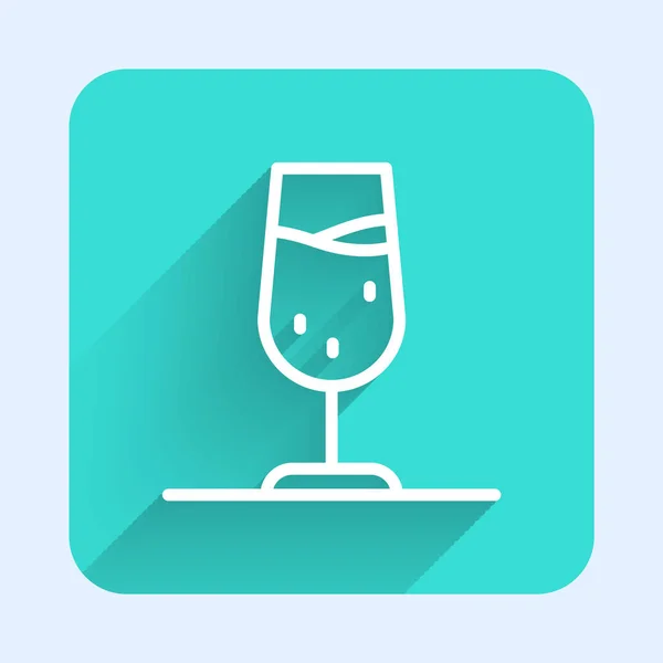 Weiße Linie Weinglas-Symbol isoliert mit langem Schatten Hintergrund. Weinglasschild. Grüner Quadrat-Knopf. Vektor — Stockvektor