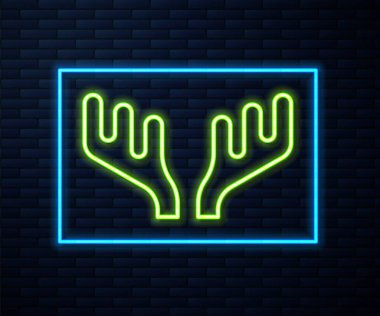 Parlayan neon hattı geyik boynuzu simgesi tuğla duvar arka planında izole edildi. Duvarda av kupası. Vektör