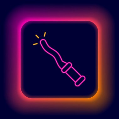 Parlayan neon hattı sihirli değnek simgesi siyah arkaplanda izole edildi. Yıldız şeklinde sihirli aksesuar. Sihirli güç. Mutlu Cadılar Bayramı Partisi. Renkli taslak konsepti. Vektör