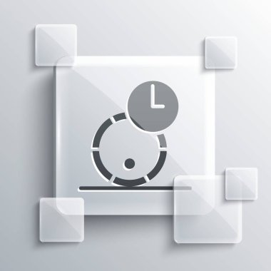 Gri arka planda izole edilmiş şarap ikonu için gri ahşap fıçı. Fıçıda yıllanmış şarap. Kare cam paneller. Vektör