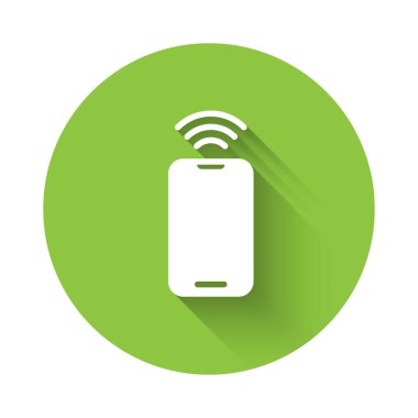 Bedava kablosuz kablosuz bağlantı ikonu olan beyaz akıllı telefon uzun gölge arkaplanı ile izole edildi. Kablosuz teknoloji, kablosuz bağlantı, kablosuz ağ. Yeşil daire düğmesi. Vektör