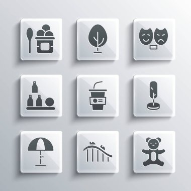 Hız treni, pelüş oyuncak, Ağaç, su dolu kağıt bardak, güneş koruyucu şemsiye, şişe topu, kasede dondurma ve trajedi maskesi ikonu. Vektör