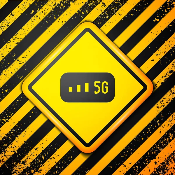 Preto 5G novo ícone de conexão Wi-Fi à Internet sem fio isolado no fundo amarelo. Tecnologia de taxa de dados de conexão de alta velocidade de rede global. Sinal de aviso. Vetor — Vetor de Stock