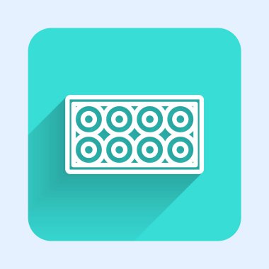 Beyaz çizgi kaykay tekeri ikonu uzun gölge arkaplanı ile izole edildi. Kaykay tekerleği. Yeşil kare düğmesi. Vektör