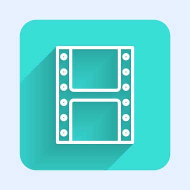 Beyaz çizgi Oynat video simgesi uzun gölge arkaplanı ile izole edildi. Film şeridi tabelası. Yeşil kare düğmesi. Vektör