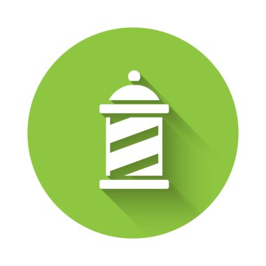 Beyaz Klasik berber dükkanı ikonu uzun gölgeli izole edilmiş. Berber dükkanı direği sembolü. Yeşil daire düğmesi. Vektör