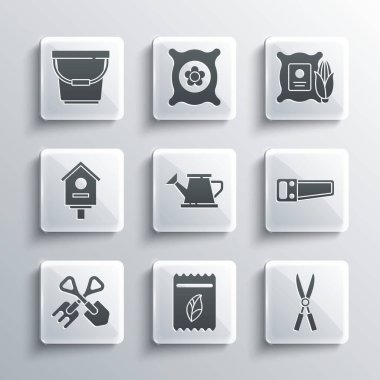 Tohumlarla dolu bir paket tohum, bahçe makası, el testeresi, su kovası, kürek tırmığı, kuş evi, kova ve mısır. Vektör