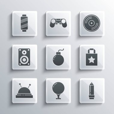 Golf topunu golf topuna kur, silgiyle kalem, kağıt alışveriş torbası, patlamaya hazır bomba, iğne ve iğne, stereo hoparlör, dikiş ipliği makarası ve vinil disk simgesi. Vektör