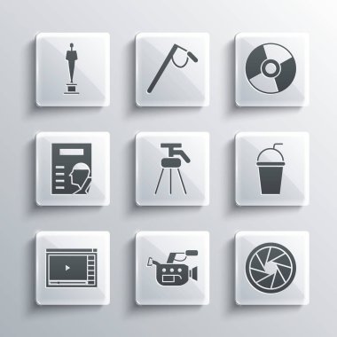 Sinema kamerası, kamera deklanşörü, samanlı kağıt bardak, tripod, Online oyun videosu, poster, Movie kupası ve DVD disk simgesi. Vektör