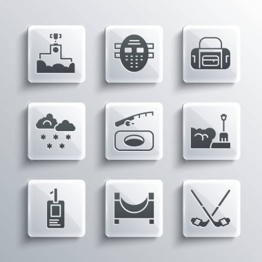 Kaykay parkı, buz hokeyi sopaları, kar yığınında kürek, kış balıkçılığı, kimlik kartı, Cloud with, ödüllü podyum ve spor çantası ikonu. Vektör