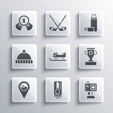 Meteoroloji termometresi, aksiyon kamerası, ödül kupası, kızak, dağ manzaralı konum, kış şapkası, madalya ve termos konteynır ikonu. Vektör