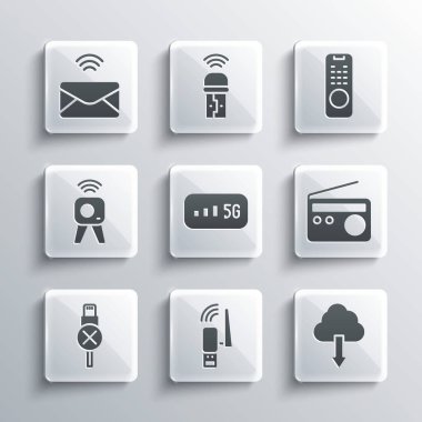 Usb kablosuz adaptörünü, Bulut indirmesini, Radyo 'yu, 5G internetini, usb kablosuz kablo kablosunu, web kamerasını, e-postayı ve uzaktan kontrol simgesini ayarla. Vektör