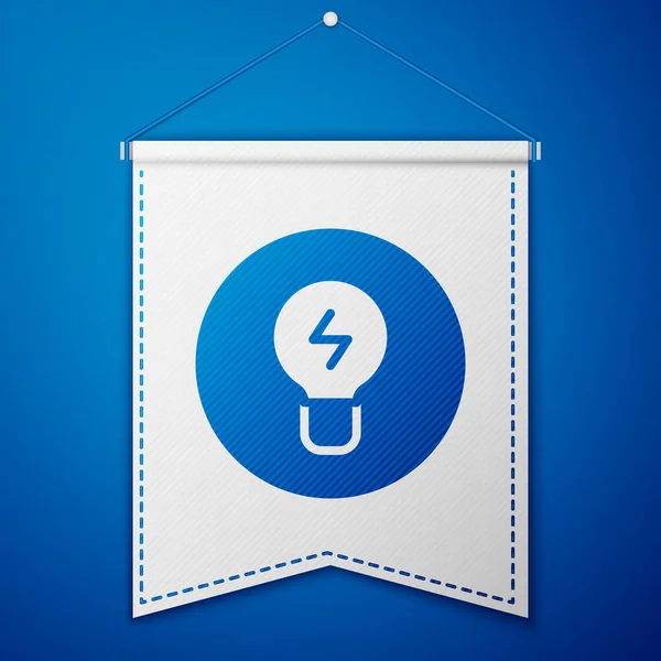 Kék villanykörte koncepciója ötlet ikon elszigetelt kék alapon. Energia és ötlet szimbólum. Inspirációs koncepció. Fehér zászlós sablon. Vektor — Stock Vector
