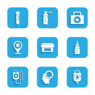 Merhem krem tüpü ilacını, hastaneli erkek kafasını, serum torbasını, burun spreyini, harita işaretleyici haçını, ilk yardım çantasını ve test kan ikonunu hazırlayın. Vektör