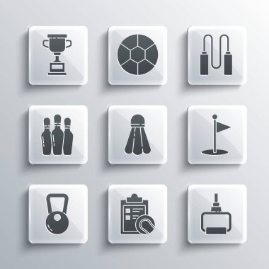 Kontrol listesi panosu ve tenis topu, TPX döngü eğitim ekipmanı, Golf bayrağı, Badminton servis aleti, Kettlebell, bovling pimi, ödül kupası ve ip atlama ikonu. Vektör