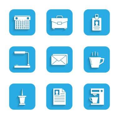 Zarfı, Özgeçmişi, kahve makinesini, fincanı, raptiyeyi, masa lambasını, kimlik kartını ve takvim simgesini ayarla. Vektör