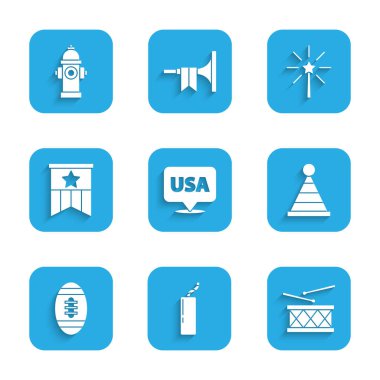 ABD Bağımsızlık Günü 'nü, Dynamite bombasını, davul ve bagetlerini, parti şapkasını, Amerikan futbolunu, bayrakları, havai fişekleri ve yangın musluğu ikonunu ayarlayın. Vektör