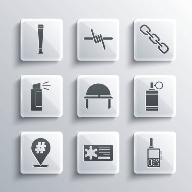 Polis rozeti, telsiz, el bombası, askeri miğfer, protesto, biber gazı, kauçuk cop ve zincir halka ikonu. Vektör