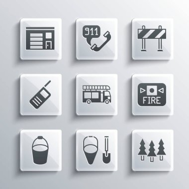 Yangın küreği, kova, orman, alarm sistemi, kamyon, telsiz, itfaiye binası ve yol bariyeri ikonu kurun. Vektör