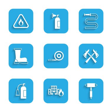 Yangın hortumunu, yanan binalara itfaiye baltasını, yangın söndürücüyü, botları ve alev üçgeni ikonunu yerleştirin. Vektör