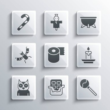 Çikolata, lolipop, yanan mum, tuvalet kağıdı rulosu, baykuş kuşu, uçan yarasa, Noel şekeri bastonu ve cadılar bayramı cadı ikonu. Vektör