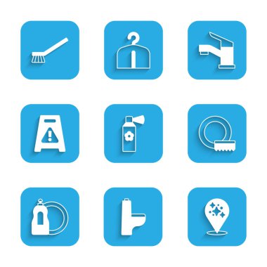 Oda spreyi şişesi, klozet, ev temizliği, bulaşık yıkama servisi, bulaşık deterjanı, ıslak zemin, su musluğu ve ikon için fırça. Vektör