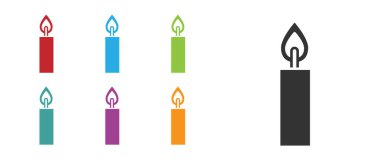 Beyaz arkaplanda siyah yanan mum simgesi izole edildi. Silindirik mum çubuğu ve yanan ateş. Simgeleri renklendirin. Vektör