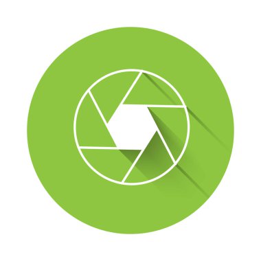 Beyaz Kamera deklanşör simgesi uzun gölgede izole edildi. Yeşil daire düğmesi. Vektör