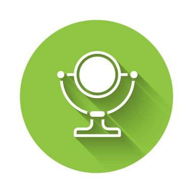 Beyaz yuvarlak makyaj aynası ikonu uzun gölgeli izole edilmiş. Yeşil daire düğmesi. Vektör