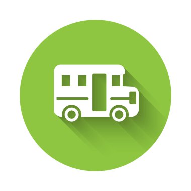 Beyaz Okul Otobüsü simgesi uzun gölgeli izole edilmiş. Toplu taşıma sembolü. Yeşil daire düğmesi. Vektör