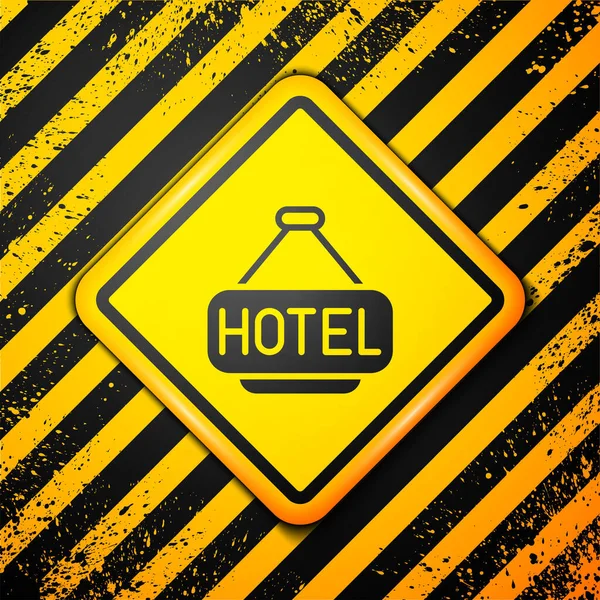 Black Signboard kültéri hirdetés szöveggel Hotel ikon elszigetelt sárga alapon. Figyelmeztető jel. Vektor — Stock Vector