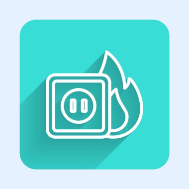 Ateş ikonundaki elektrik prizinin uzun gölge arkaplan izole edilmiş beyaz hattı. Elektrik güvenliği kavramı. Fiş prizi yanıyor. Yeşil kare düğmesi. Vektör