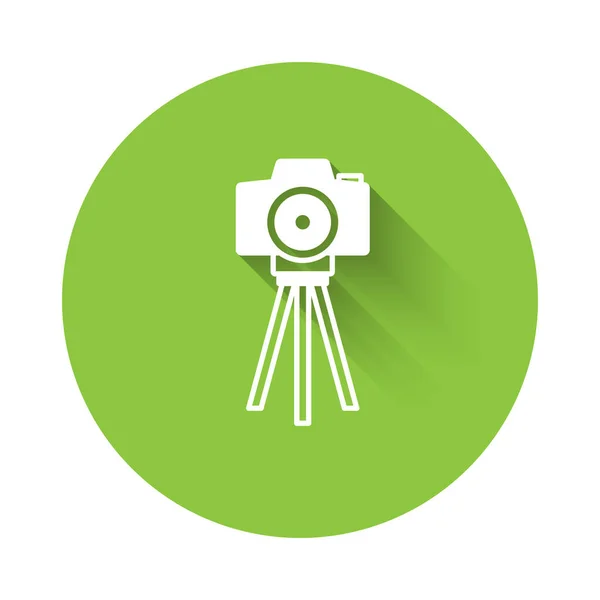Weißes Icon der Fotokamera isoliert mit langem Schatten. Fotokamera. Digitale Fotografie. Grüner Kreis-Knopf. Vektor — Stockvektor