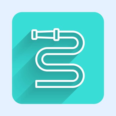 Beyaz çizgili itfaiye hortumu ikonu uzun gölgeli izole edilmiş. Yeşil kare düğmesi. Vektör