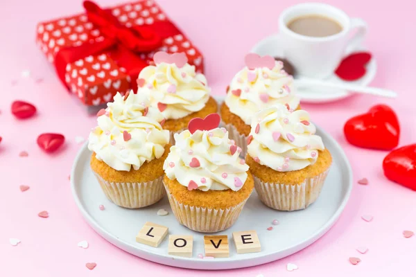 Dulces San Valentín Cupcakes Decorados Corazones Caja Regalo Taza Café — Foto de Stock