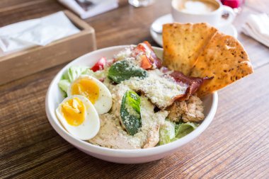 Yumurtalı tavuk ve sebze.