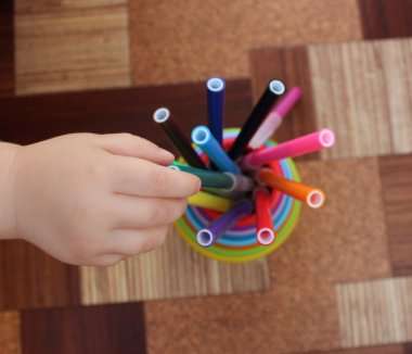 çok renkli alarak çocuk elleri kalem plastik bardak hissettim
