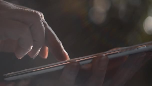 Использование планшетного ПК и печатание на экране планшета с пальцами — стоковое видео
