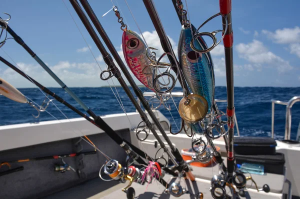 Girando, Varas de pesca, Barco de pesca, Preparado para a pesca . — Fotografia de Stock