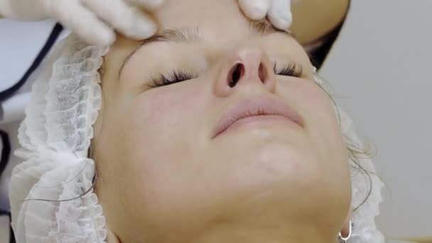 Mujer recibiendo un masaje facial en el salón de spa — Vídeos de Stock