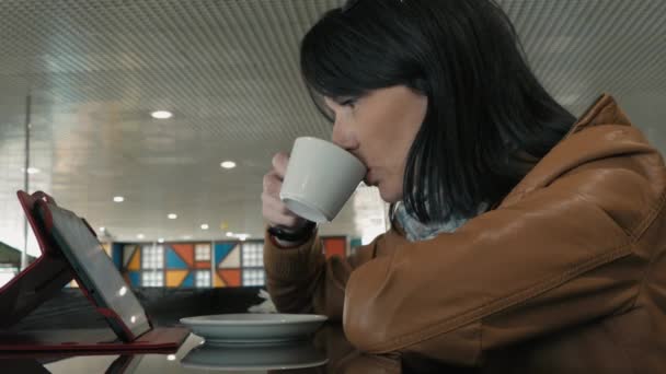 カフェでタブレット Pc を使用してかわいい若い女性 — ストック動画