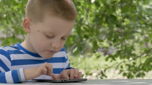 Schattige kleine jongen met behulp van een Tablet PC- en wint een wedstrijd — Stockvideo